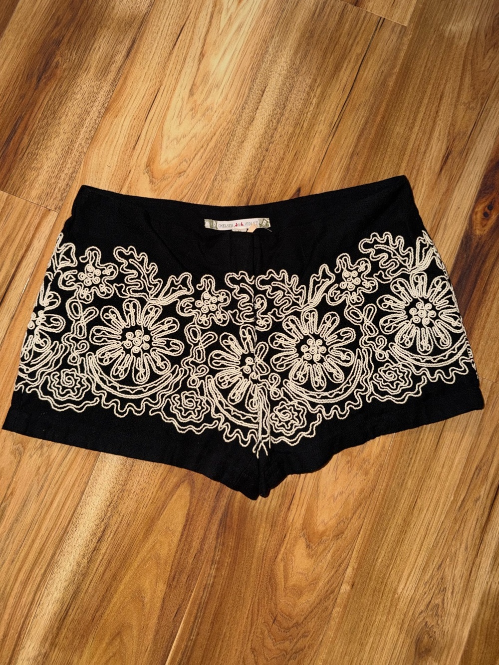 Chelsea & Violet 100% Cotton Shorts w Beautiful Embroidery! Size M